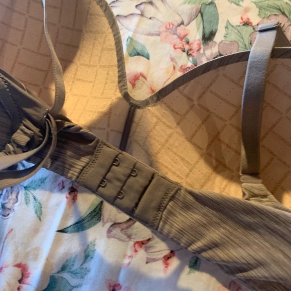 Victoria's Secret Light Gray Wireless Bra Size 34 D - Picture 8 of 8